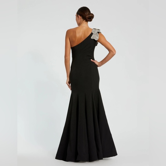 MAC DUGGAL
Black Crepe One Shoulder Gown With Crystal Flower
$698 USD Size 10 - Picture 6 of 6